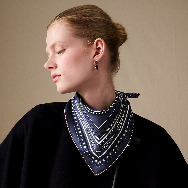 エルメス　トゥカン　カードスタンド　④ シルクバンダナ 《グラン・トゥラララ・バンダナ》 - マロン